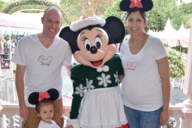 Family posing with Minnie Mouse